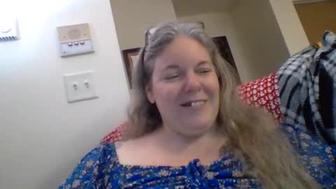 hippysnewhere online show from 06.05.26