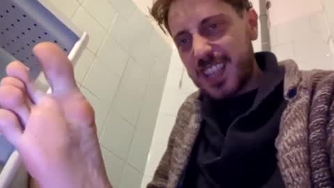 Snapshot of hitmenoww chatting on 12.21.24 hitmenoww online show from 12.21.24