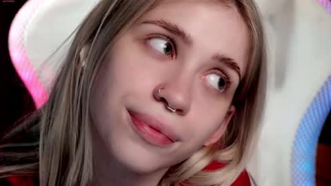 Snapshot of ho1yh01e chatting on 10.16.25 Holly online show from 10.16.25