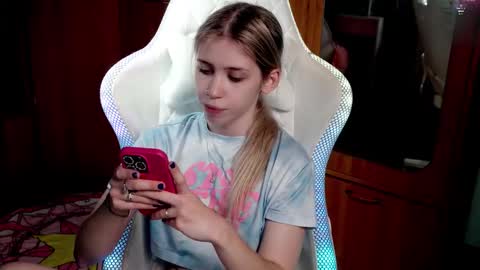 Snapshot of ho1yh01e chatting on 11.01.25 Holly online show from 11.01.25