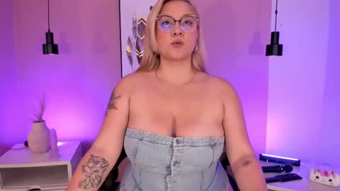 Hollie online show from 09.22.25