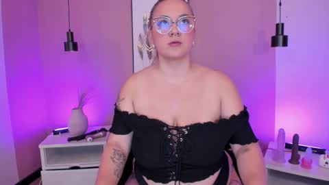 Hollie online show from 10.02.25