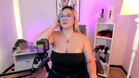 Hollie online show from 04.06.26