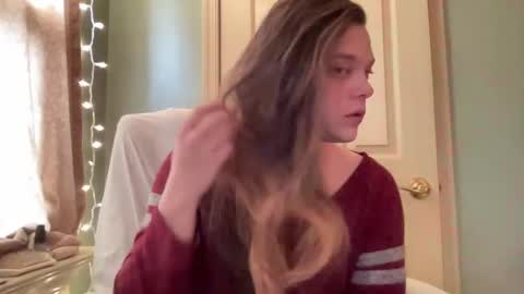 Snapshot of holly23hopefull chatting on 12.29.24 Hollys Drive threw Side Of CB. online show from 12.29.24