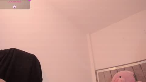 Snapshot of holly_16 chatting on 05.15.26 holly_16 online show from 05.15.26
