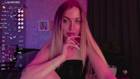 holly_molly8 online show from 01.28.25