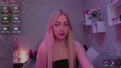 holly_molly8 online show from 09.17.25