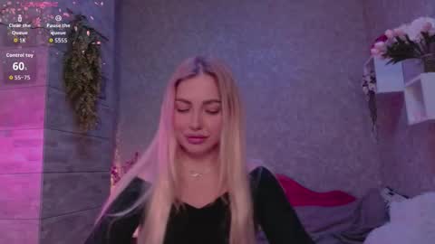 holly_molly8 online show from 10.16.25