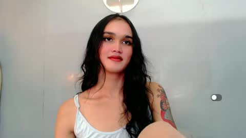 Snapshot of holly_sunshine69 chatting on 01.06.25 Apple online show from 01.06.25