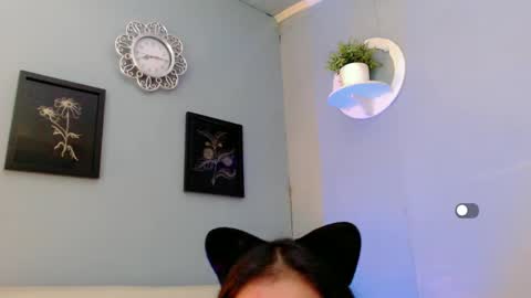 Snapshot of holly_sunshine69 chatting on 03.06.25 Apple online show from 03.06.25