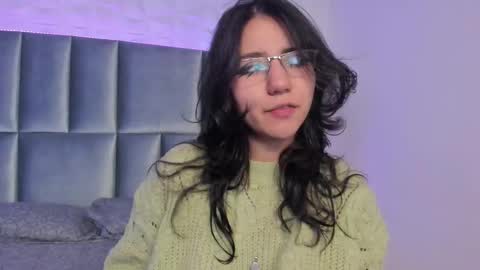 hollypeach_ online show from 12.21.25