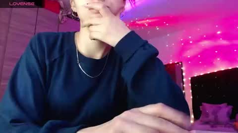 Snapshot of holy_juli2 chatting on 09.12.25 Juli online show from 09.12.25