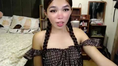 Snapshot of holy_molly1 chatting on 05.05.26 holy_molly1 online show from 05.05.26