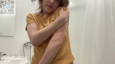 Snapshot of holydori chatting on 12.24.24 dori not holy get my tg channel with link from description under last photo online show from 12.24.24