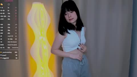 Snapshot of honeey_beee chatting on 09.24.25 May online show from 09.24.25