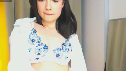 Snapshot of honeey_beee chatting on 09.25.25 May online show from 09.25.25