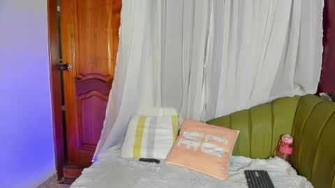 Snapshot of honey__monroe chatting on 04.27.26 honey monroe online show from 04.27.26