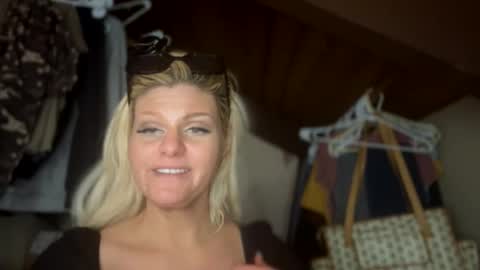 Snapshot of honeybuhnny chatting on 02.22.26 honeybuhnny online show from 02.22.26