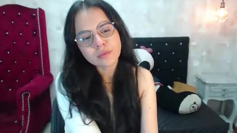 Snapshot of honeybuu_ chatting on 05.02.26 Emily online show from 05.02.26