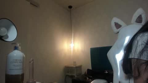 Snapshot of honeybuu_ chatting on 05.30.26 Emily online show from 05.30.26