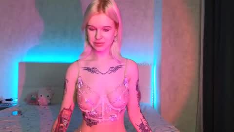 Snapshot of honeygold__ chatting on 10.10.25 Lisa online show from 10.10.25