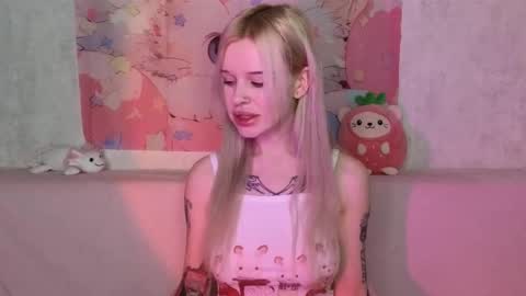 Snapshot of honeygold__ chatting on 12.23.25 Lisa online show from 12.23.25