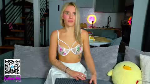 Snapshot of honeyjohansson_ chatting on 09.14.25 Alina online show from 09.14.25