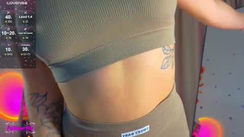 Snapshot of honeyjohansson_ chatting on 10.10.25 Alina online show from 10.10.25