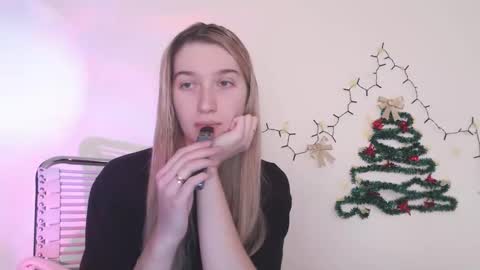 Snapshot of honeyveil chatting on 02.03.26 honeyveil online show from 02.03.26