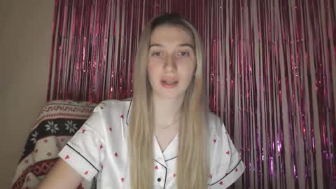 Snapshot of honeyveil chatting on 02.16.26 honeyveil online show from 02.16.26