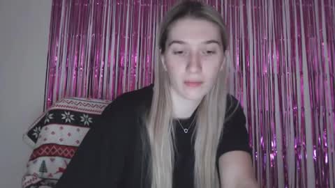 Snapshot of honeyveil chatting on 02.18.26 honeyveil online show from 02.18.26