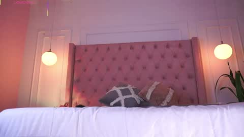 Snapshot of honeyymoonn_ chatting on 05.01.26 Honey Moon Help me to reach 100 thumbs up online show from 05.01.26