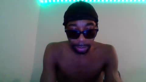 Snapshot of hoodlatelatenightshow chatting on 01.07.25 blackhoodcouple online show from 01.07.25