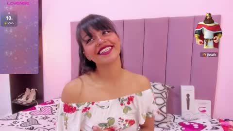 Snapshot of hoollyhendrix chatting on 10.02.25 holly online show from 10.02.25