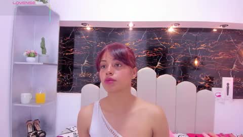 Snapshot of hoollyhendrix chatting on 10.25.25 holly online show from 10.25.25