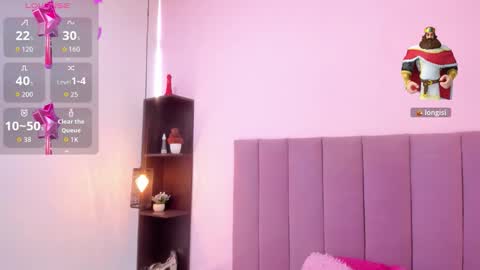 Snapshot of hoollyhendrix chatting on 10.29.25 holly online show from 10.29.25