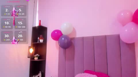 Snapshot of hoollyhendrix chatting on 11.05.25 holly online show from 11.05.25