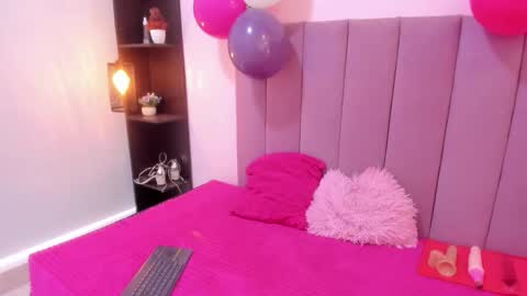 Snapshot of hoollyhendrix chatting on 11.06.25 holly online show from 11.06.25