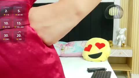 Snapshot of hornybarelylegalgirl chatting on 07.19.26 Khloe online show from 07.19.26