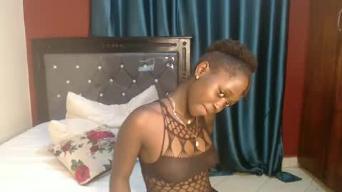 Snapshot of hornybella4 chatting on 12.12.24 Bella online show from 12.12.24