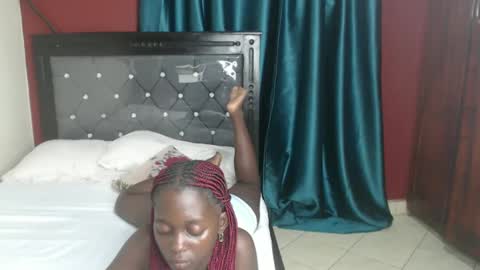 Snapshot of hornybella4 chatting on 02.12.25 Bella online show from 02.12.25