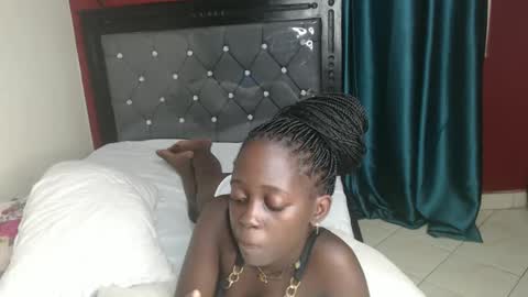 Snapshot of hornybella4 chatting on 03.10.25 Bella online show from 03.10.25