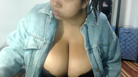Snapshot of hornyboobs18 chatting on 12.21.24 karen online show from 12.21.24
