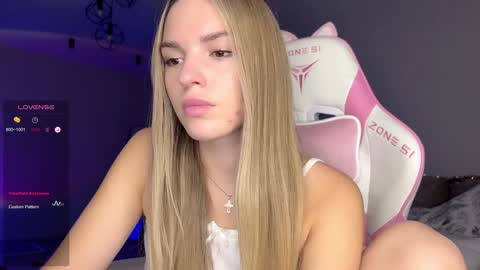 Snapshot of hornybunnyss chatting on 12.16.24 Sonya online show from 12.16.24