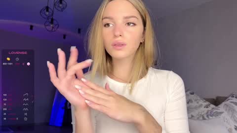 Snapshot of hornybunnyss chatting on 12.18.24 Sonya online show from 12.18.24