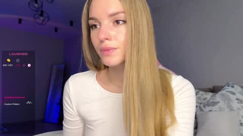 Snapshot of hornybunnyss chatting on 12.18.24 Sonya online show from 12.18.24