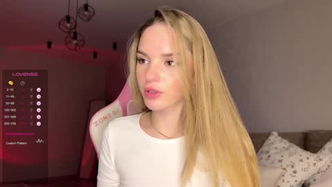 Snapshot of hornybunnyss chatting on 12.31.24 Sonya online show from 12.31.24