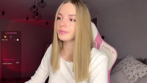 Snapshot of hornybunnyss chatting on 01.11.25 Sonya online show from 01.11.25