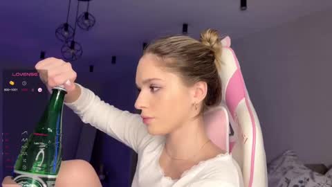 Snapshot of hornybunnyss chatting on 03.06.25 Sonya online show from 03.06.25
