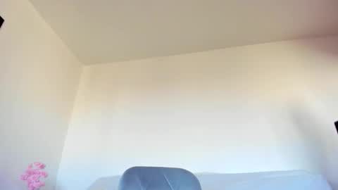 Snapshot of hornyemma_ chatting on 10.21.25 Emma online show from 10.21.25